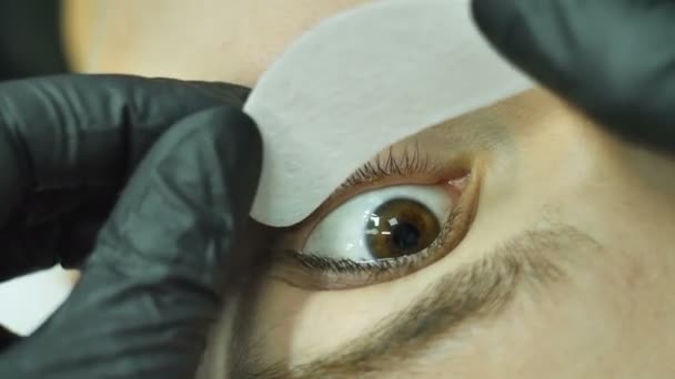 Cosmetic procedure for marking eyes in the process of eyelash extension — Stock Video