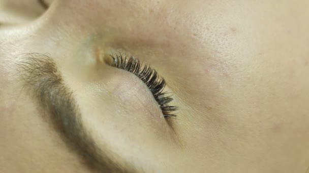 Wellness-Behandlungen für das Gesicht im Schönheitssalon mit einem therapeutischen Gel auf den Wimpern — Stockvideo