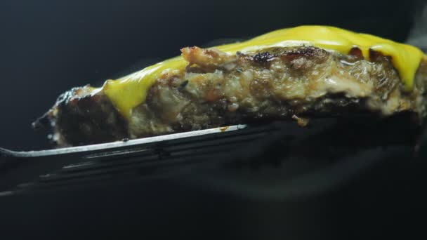 Gekookte warme kaas kotelet gestoomd liggend op een schouderblad, Slow Motion — Stockvideo