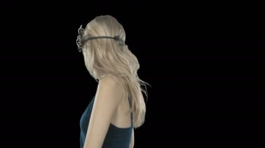 Bir Venedik altın maskesi ve gece elbisesi bir sarışın kadın yarım dönüş başını döner ve ciddi kameraya bakar, Yeni Yıl partisi, kurumsal parti, izole bir arka plan üzerinde filme