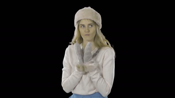 Блондинка элегантно одета в шляпу и варежки сложены долони вместе в ожидании, увидеть ожидаемые искренне удивленные улыбки и показывает класс, снимая на изолированном фоне — стоковое видео