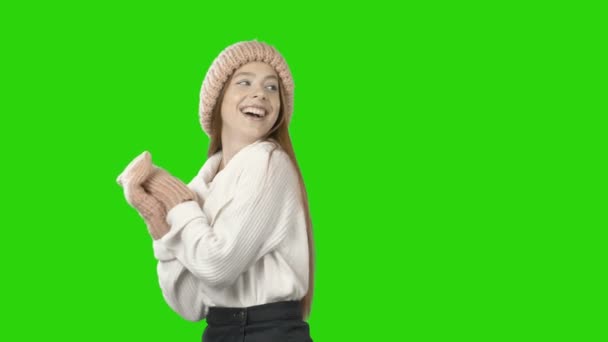 Ein junges schönes rothaariges Mädchen dreht sich abrupt um, nachdem jemand sie angerufen hat und sie beginnt aufrichtig zu lächeln und Glück, positive weibliche Emotionen, Modeshooting, Neujahrsfilme auszustrahlen — Stockvideo