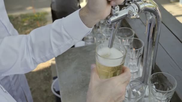 Despejar sider em vidro na Oktoberfest — Vídeo de Stock