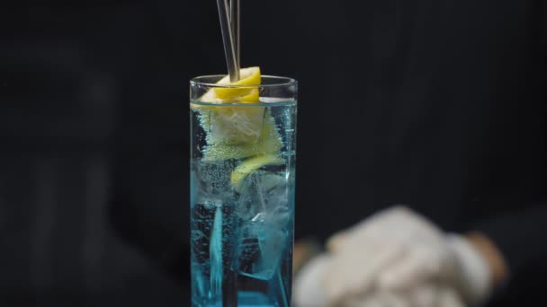 Ett glas Blue Lagoon Cocktail — Stockvideo