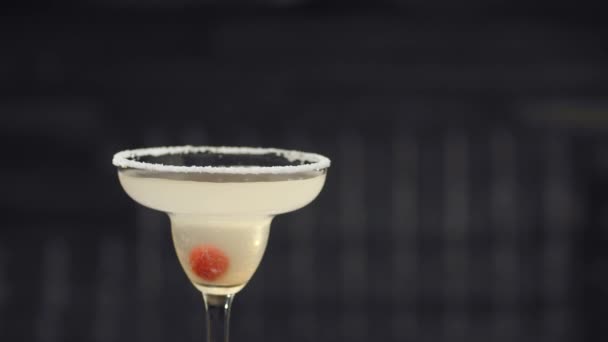 Margarita鸡尾酒的旋转玻璃杯 — 图库视频影像