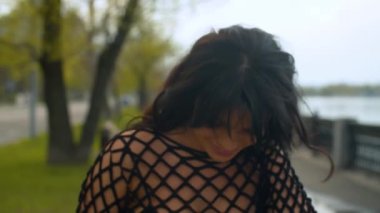 Çekici gülümseyen kadın portresi