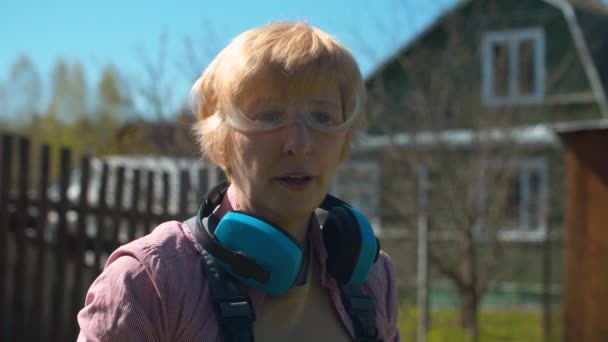 Potret seorang wanita dewasa dengan kacamata pelindung — Stok Video