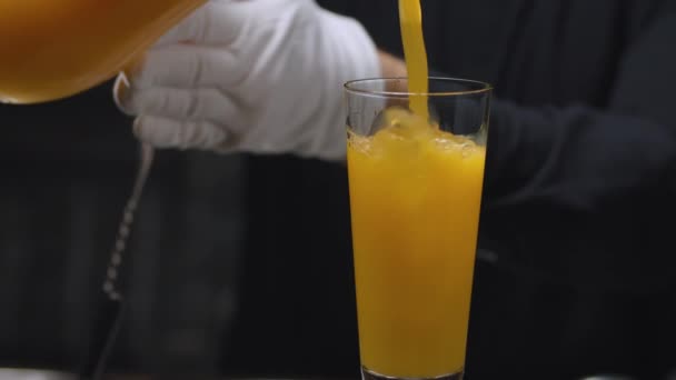 Подготовка коктейля "Восход Текилы" — стоковое видео