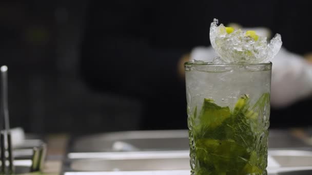 Klassischer Mojito-Cocktail bewegt sich langsam und dreht sich — Stockvideo