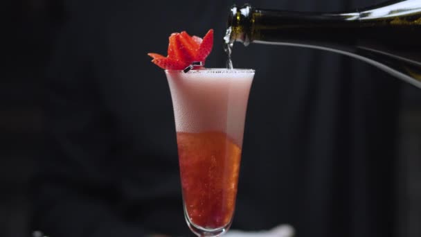 Fazendo Cocktail de Morango Rossini — Vídeo de Stock