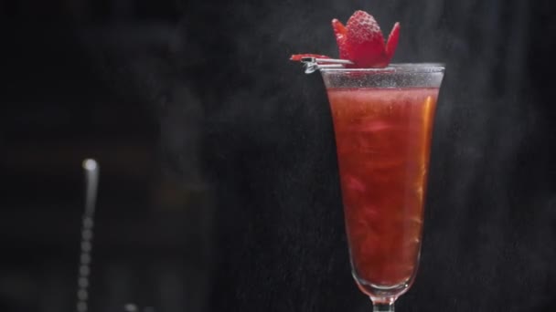 现成的草莓罗西尼鸡尾酒 — 图库视频影像
