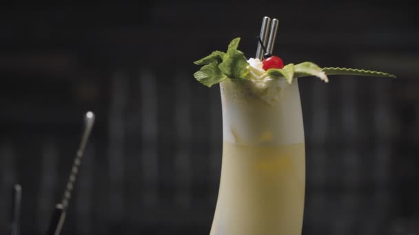 Περιστρεφόμενο ποτήρι Pina Colada Cocktail — Αρχείο Βίντεο