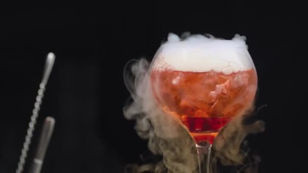 Glass of red cocktail with dry ice — Stock Video