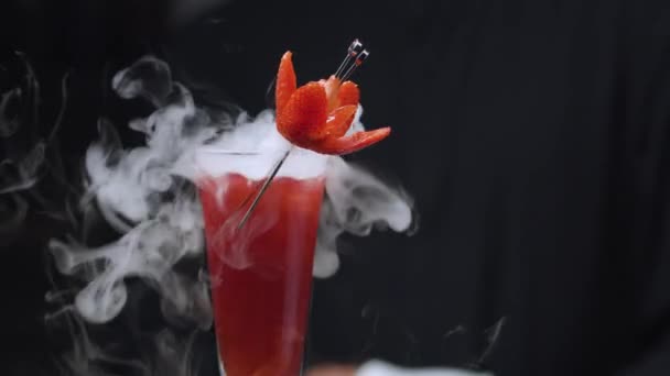 现成的草莓罗西尼鸡尾酒配干冰 — 图库视频影像