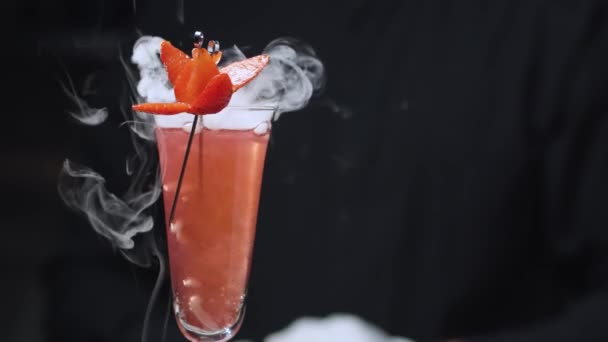 Ready-made Strawberry Rossini Cocktail with dry ice — Stock Video