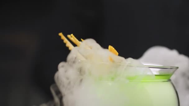 Cocktail Martini de raisin refroidissant dans un bol avec glace sèche 