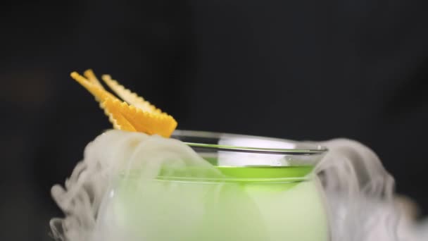 Grape Martini Cocktail kylning i en skål med torr is — Stockvideo