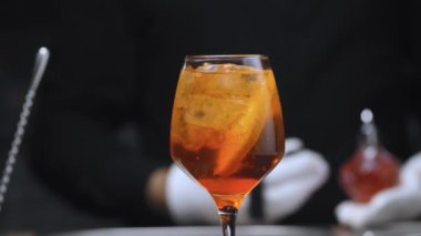 Şarap kadehinde Aperol Spritz Kokteyli