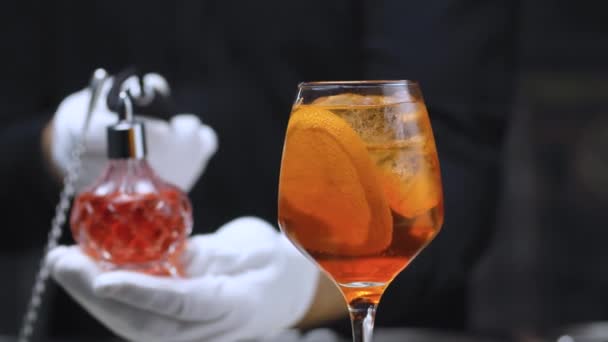 Aperol Spritz Cocktail im Weinglas — Stockvideo