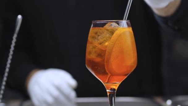 Коктейль Aperol Spritz в бокале вина — стоковое видео