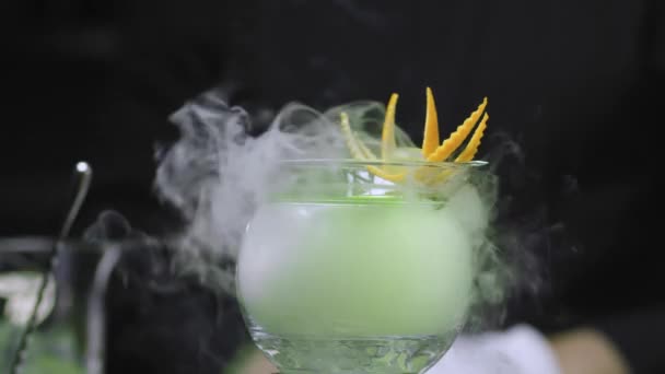 Uva Martini Coctel de enfriamiento en un vaso con hielo seco — Vídeo de stock