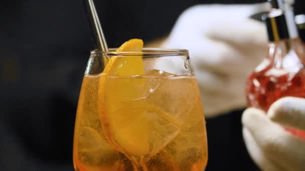 Aperol Spritz Cóctel en copa de vino — Vídeos de Stock