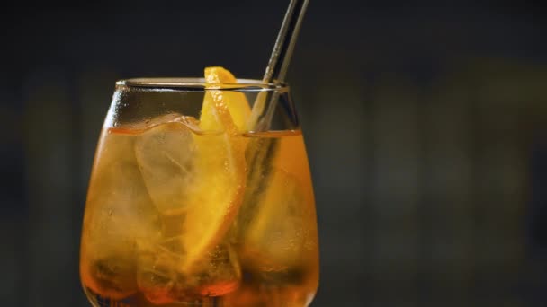 Cóctel Aperol Spritz listo para usar — Vídeo de stock