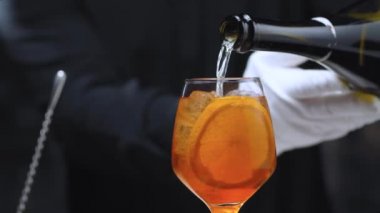 Bir Aperol Spritz Kokteyli hazırlanıyor