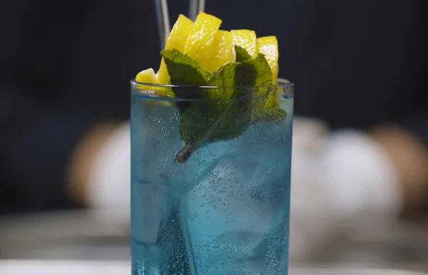 Закройте Стакан Коктейля Blue Lagoon Столе Напиток Готов Серия Напитков — стоковое фото
