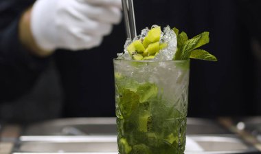 Hazır yapılmış klasik Mojito Kokteyli. Uzun bir içki. Bar içkileri serisi.