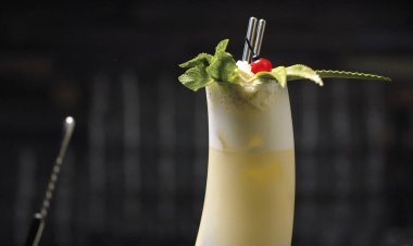 Krem şanti, nane, vişne ve ananas yapraklarıyla süslenmiş pina colada coctail bardağını kapat..