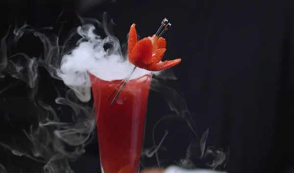 Închideți Cocktail Strawberry Rossini Gheață Uscată Seria Băuturi Bar Imagine de stoc