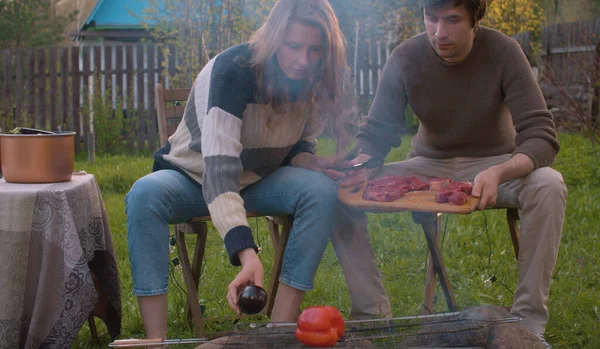 Paar Kochen Auf Grill Frühling Draußen Frau Legt Gemüse Auf — Stockfoto