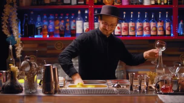 Barman sorridente preparare bevande con agilità mago — Video Stock