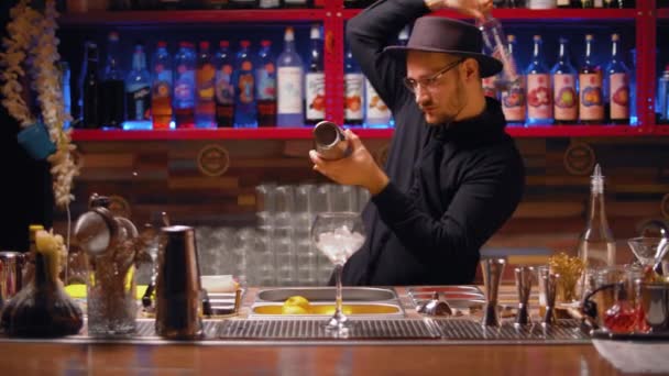 Barman jongle avec une bouteille et agitateur en acier — Video