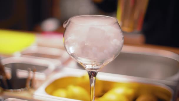 Barman vertiendo agua carbonatada en vaso de vino con hielo seco — Vídeos de Stock