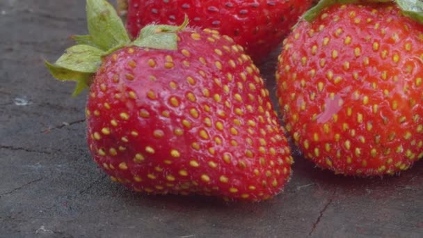 Reife Erdbeeren auf einem Holzbrett — Stockvideo