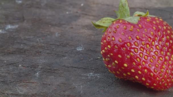 Reife Erdbeeren auf einem Holzbrett — Stockvideo