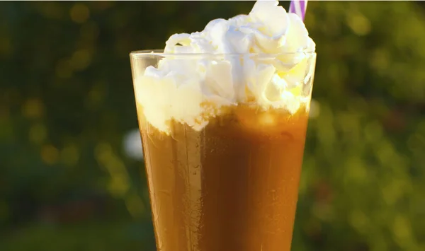 Close Eiskaffee Mit Schlagsahne Glas Freien Auf Verschwommenem Natürlichen Hintergrund — Stockfoto
