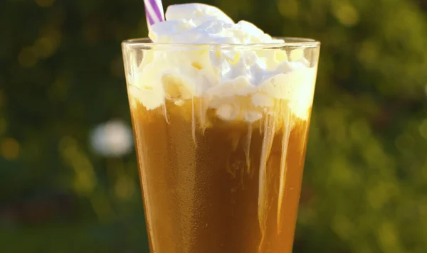 Close Caffè Freddo Con Panna Montata Nel Bicchiere All Aperto — Foto Stock