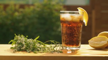 Limonlu ve buzlu kola.