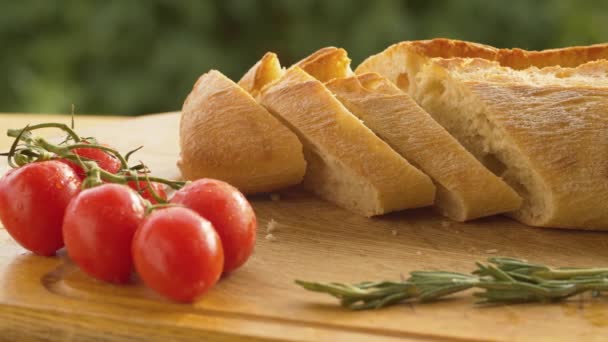 Tomater och bröd på skärbräda — Stockvideo
