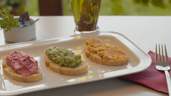 Sebze ezmeli üç bruschetta. Doğada kahvaltı. Vejetaryen yemeği. Sağlıklı yaşam tarzı kavramı.