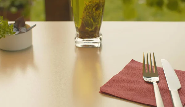 Fermez Table Pour Petit Déjeuner Fourchette Couteau Sur Une Serviette — Photo