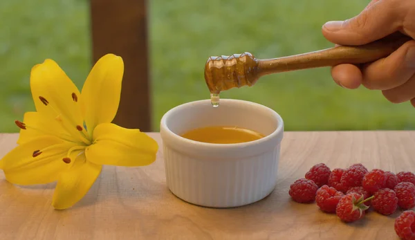 Nahaufnahme Eines Mannes Der Honig Mit Einem Honiglöffel Nimmt Honig — Stockfoto