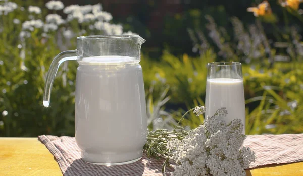 Primer Plano Una Jarra Leche Flores Silvestres Sobre Una Mesa —  Fotos de Stock