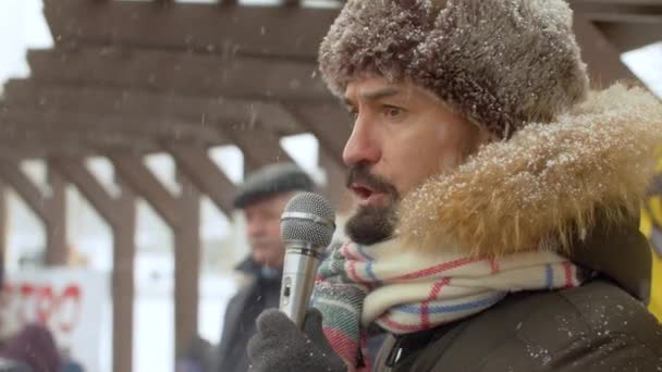 Ritratto di un uomo in manifestazione di protesta — Video Stock