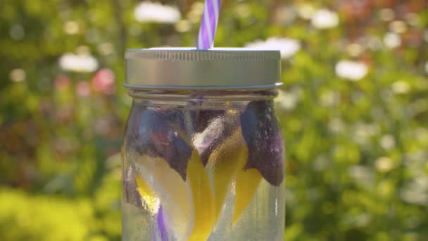 Taza de cristal con limonada fría — Vídeos de Stock