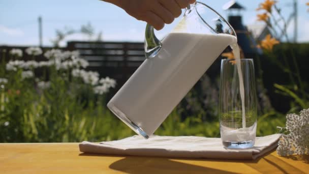 유리에 우유를 붓는 모습 — 비디오