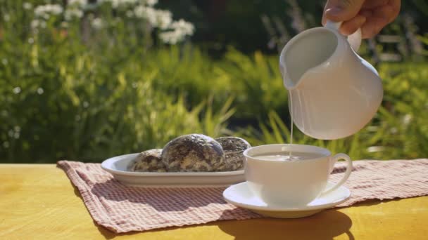 Добавление молока в чашку кофе — стоковое видео